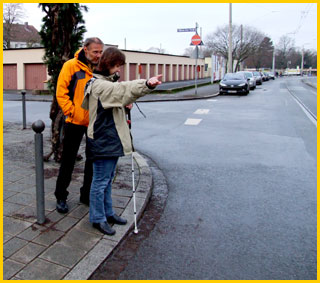 Bild Schulungssituation: durch deuten in die verschiedenen Richtungen erfaßt eine Klientin den Verlauf einer Straßenkreuzung